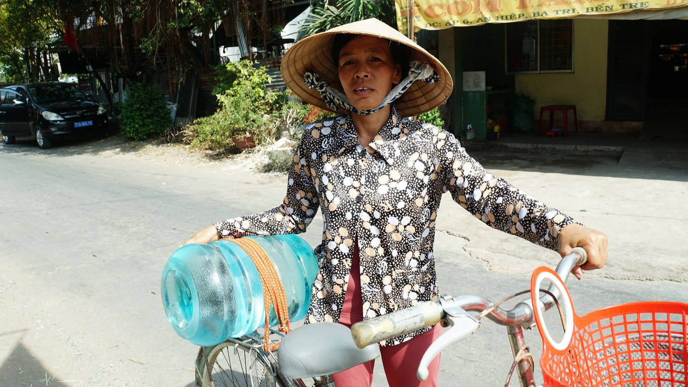 Bà con đến xã An Hiệp (huyện Ba Tri, tỉnh Bến Tre) nhận nước từ chương trình. Ảnh: HOÀ HỘI Bà con đến xã An Hiệp (huyện Ba Tri, tỉnh Bến Tre) nhận nước từ chương trình. Ảnh: HOÀ HỘI