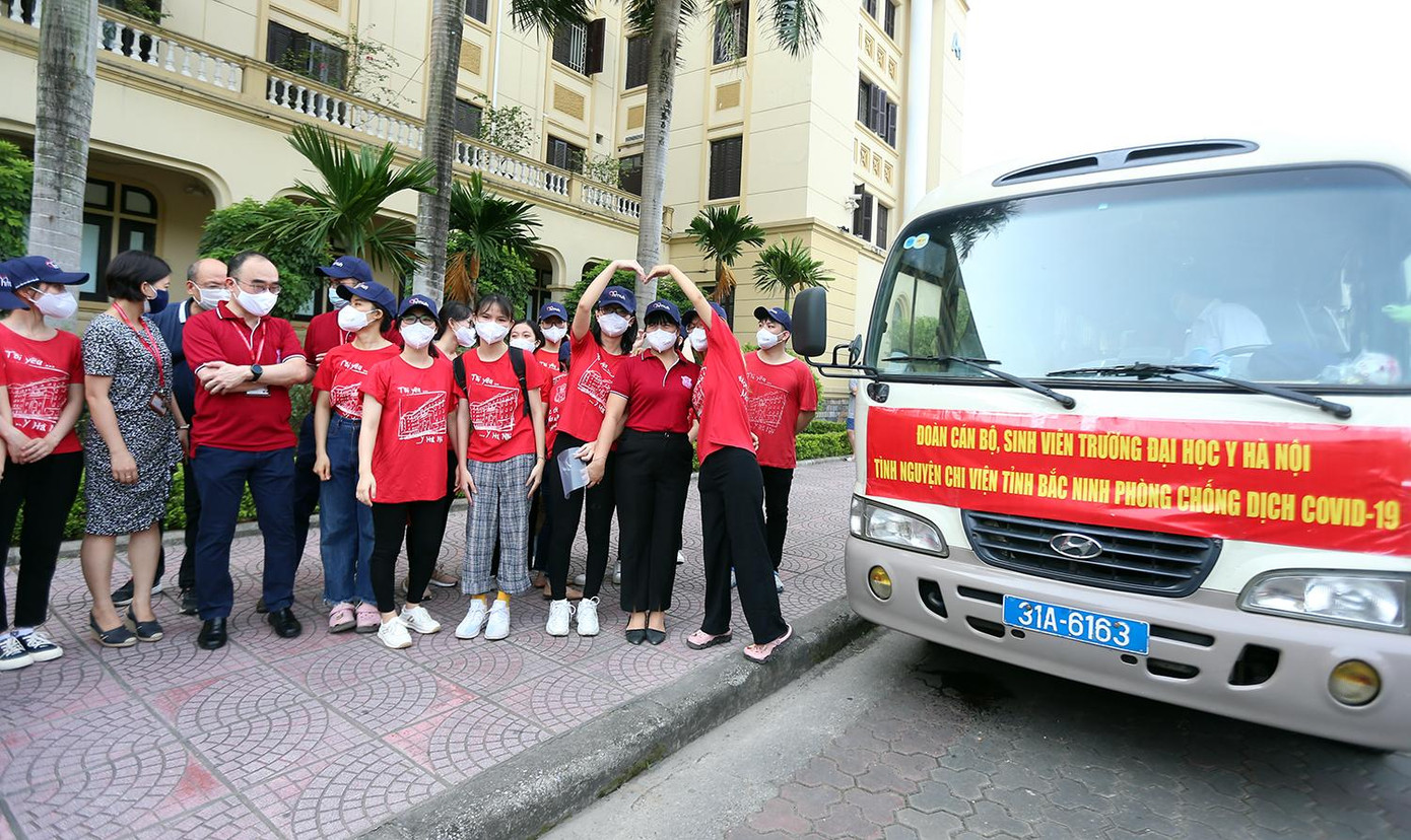 Nhiều em bày tỏ sự xúc động, quyết tâm trước sự quan tâm của cán bộ, giảng viên trong nhà trường.