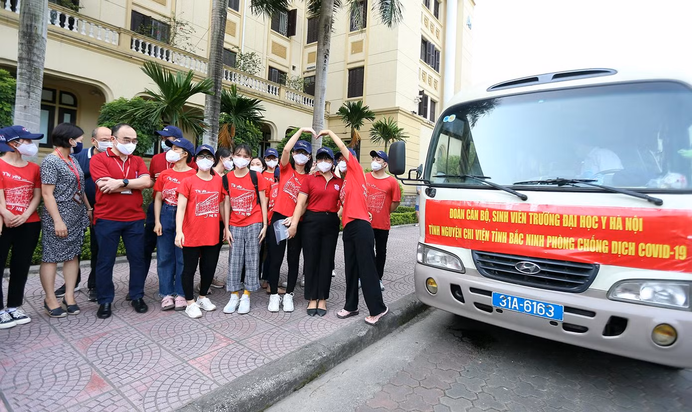 Nhiều em bày tỏ sự xúc động, quyết tâm trước sự quan tâm của cán bộ, giảng viên trong nhà trường.