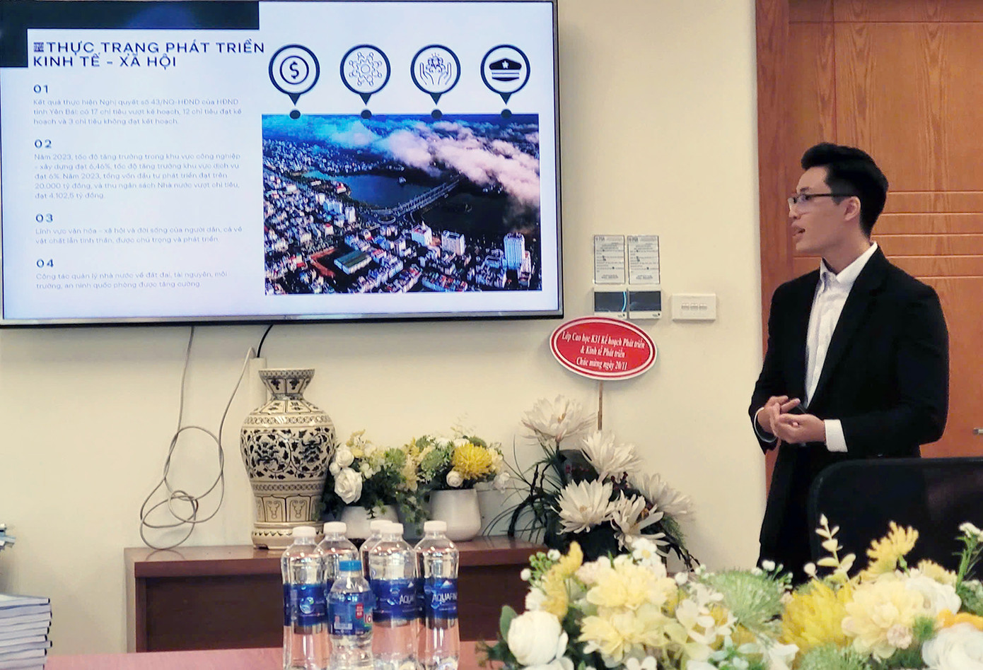 Ngô Ngọc Đức trên giảng đường. Ảnh: NVCC