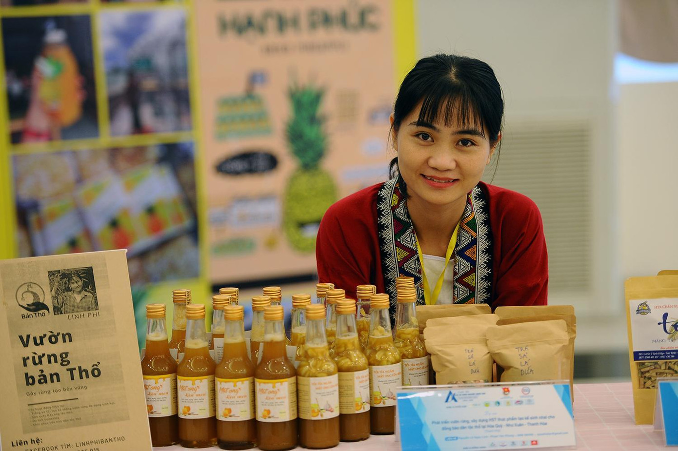 Nguyễn Lê Ngọc Linh (Thanh Hoá) với các sản phẩm từ vườn rừng bản Thổ. Nguyễn Lê Ngọc Linh (Thanh Hoá) với các sản phẩm từ vườn rừng bản Thổ.