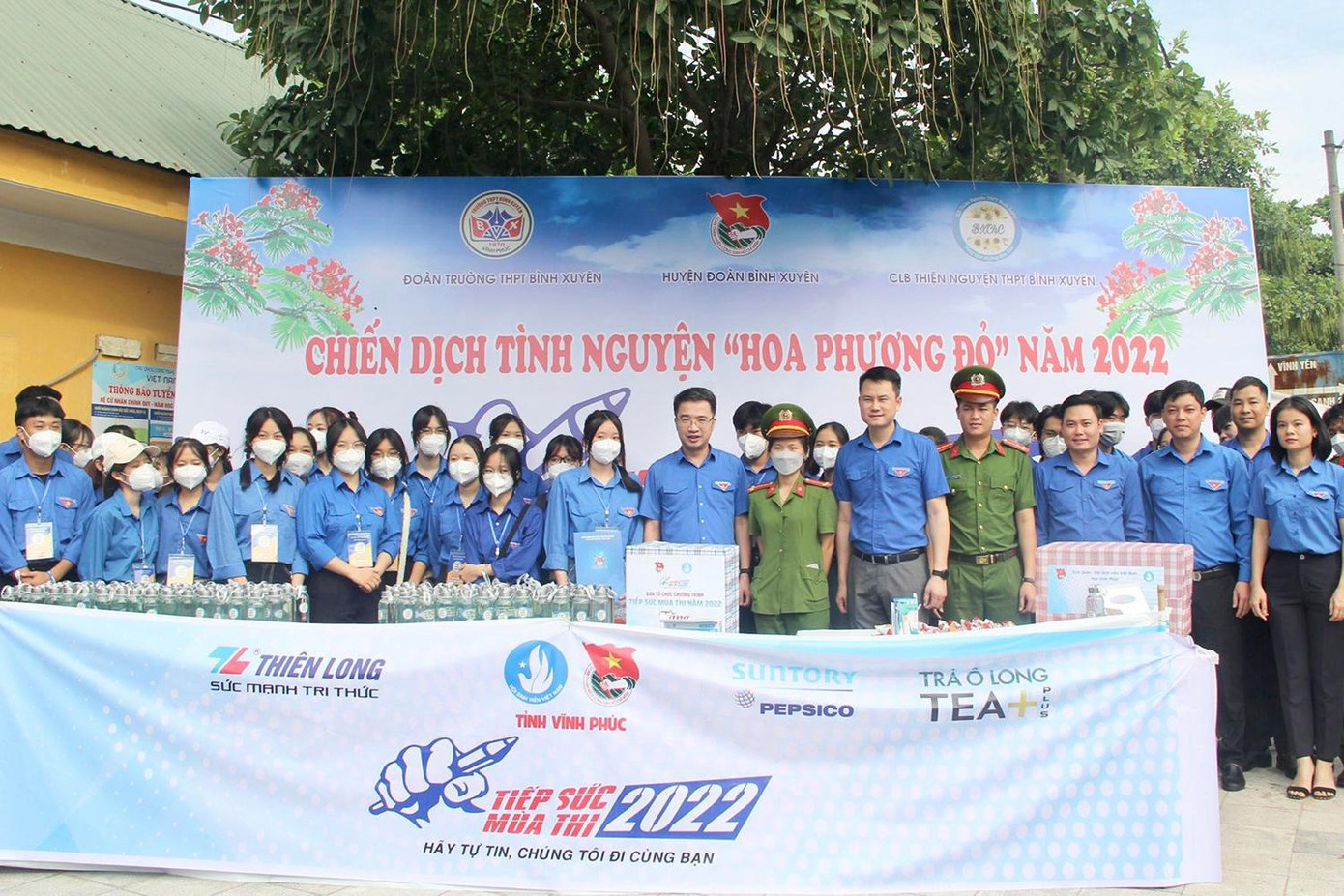 Anh Nguyễn Tường Lâm, Bí thư T.Ư Đoàn cùng đoàn công tác đã đến thăm, tặng quà và động viên đội hình thanh niên tình nguyện. Anh Nguyễn Tường Lâm, Bí thư T.Ư Đoàn cùng đoàn công tác đã đến thăm, tặng quà và động viên đội hình thanh niên tình nguyện.