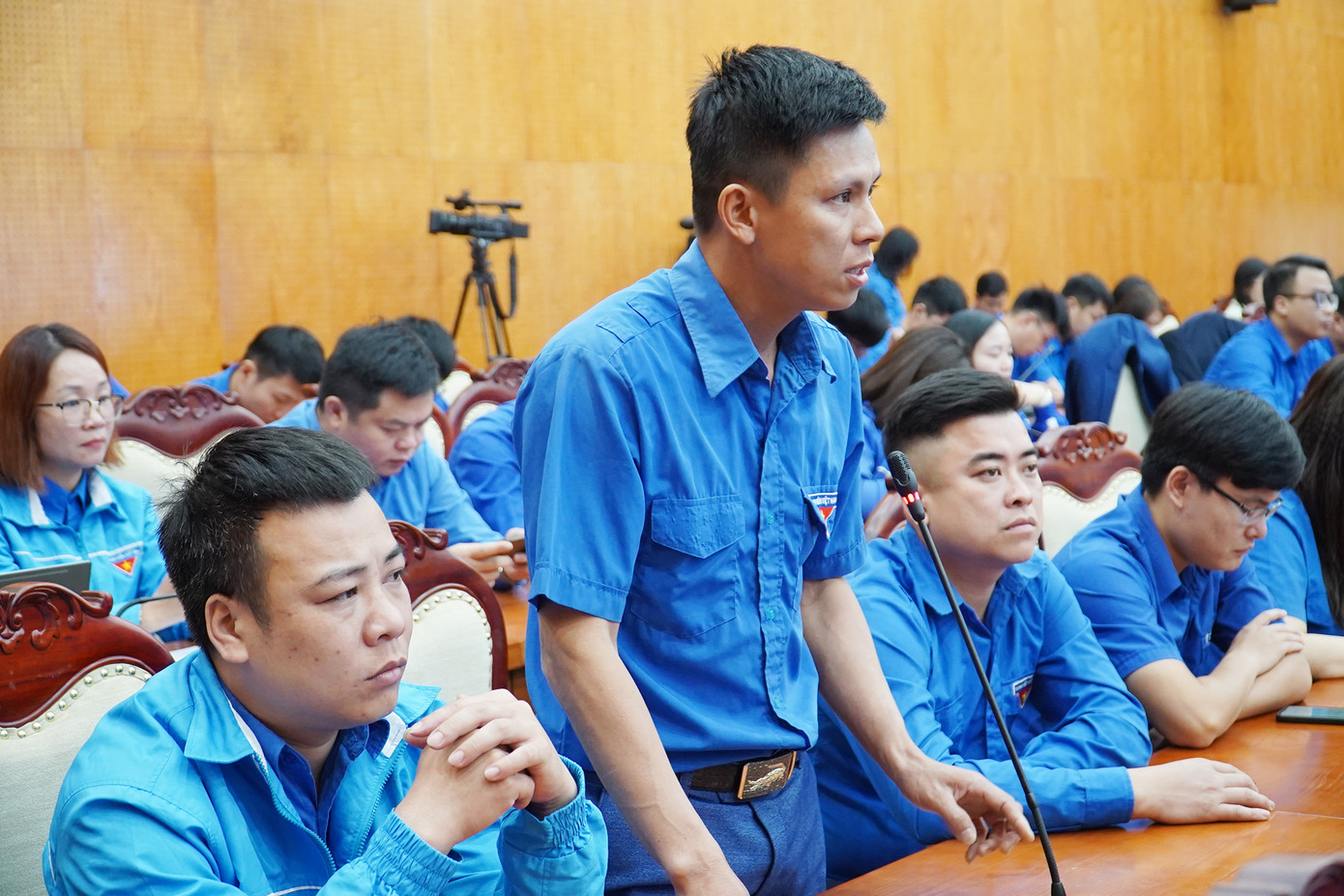 Các đại biểu đặt câu hỏi tại chương trình. Các đại biểu đặt câu hỏi tại chương trình.