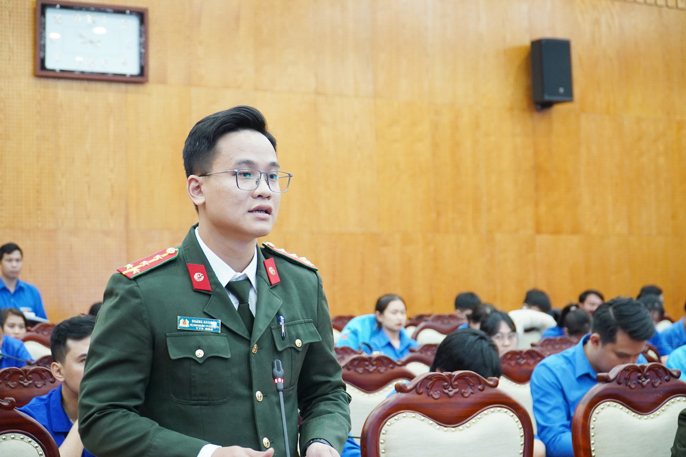 Các đại biểu đặt câu hỏi tại chương trình. Các đại biểu đặt câu hỏi tại chương trình.