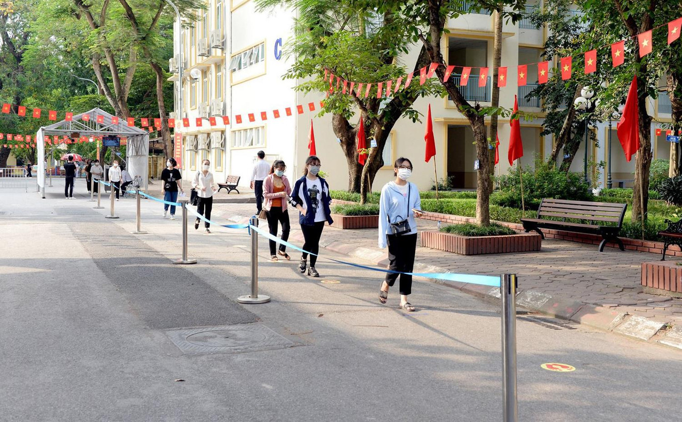 Thực hiện giãn cách người tại các điểm bỏ phiếu.