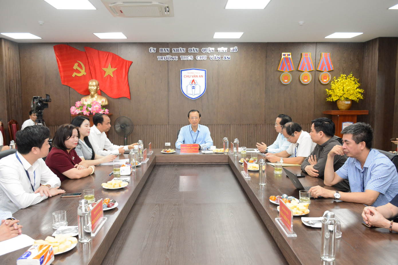 Thứ trưởng Bộ GD – ĐT Phạm Ngọc Thưởng - Trưởng Ban Chỉ đạo cùng thành viên Đoàn công tác số 1 Ban Chỉ đạo Quốc gia kỳ thi tốt nghiệp THPT 2024 đã làm việc với TP. Hà Nội về công tác chuẩn bị kỳ thi.