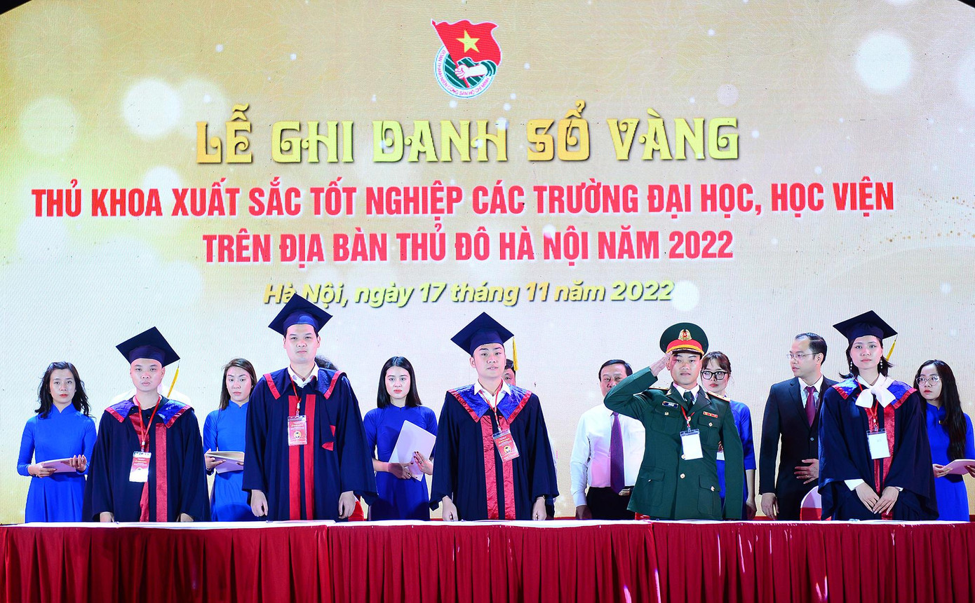 98 sinh viên tốt nghiệp xuất sắc các trường đại học, học viện năm 2022, trong Lễ Ghi danh sổ vàng tại Văn Miếu - Quốc Tử Giám. Ảnh: DƯƠNG TRIỀU