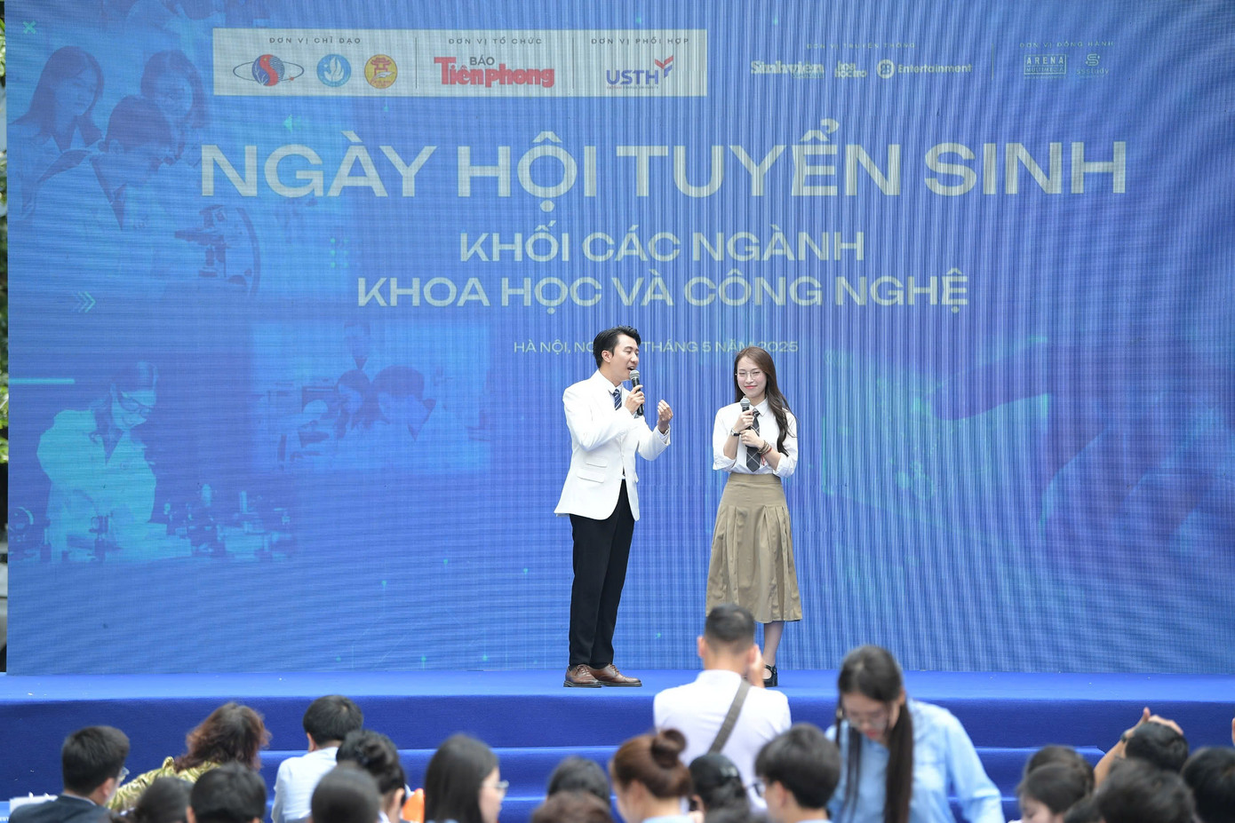 MC Khánh Vy truyền cảm hứng tại chương trình. MC Khánh Vy truyền cảm hứng tại chương trình.