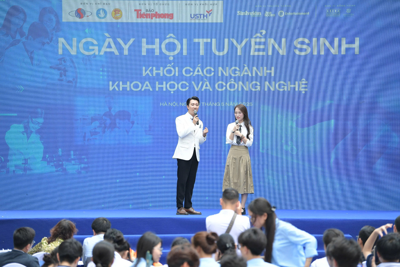 MC Khánh Vy truyền cảm hứng tại chương trình. MC Khánh Vy truyền cảm hứng tại chương trình.