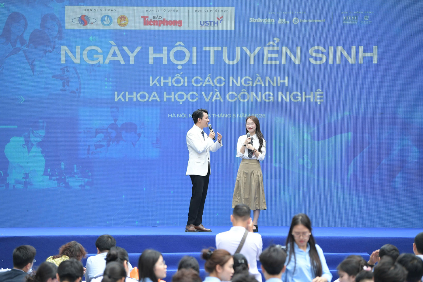 MC Khánh Vy truyền cảm hứng tại chương trình. MC Khánh Vy truyền cảm hứng tại chương trình.