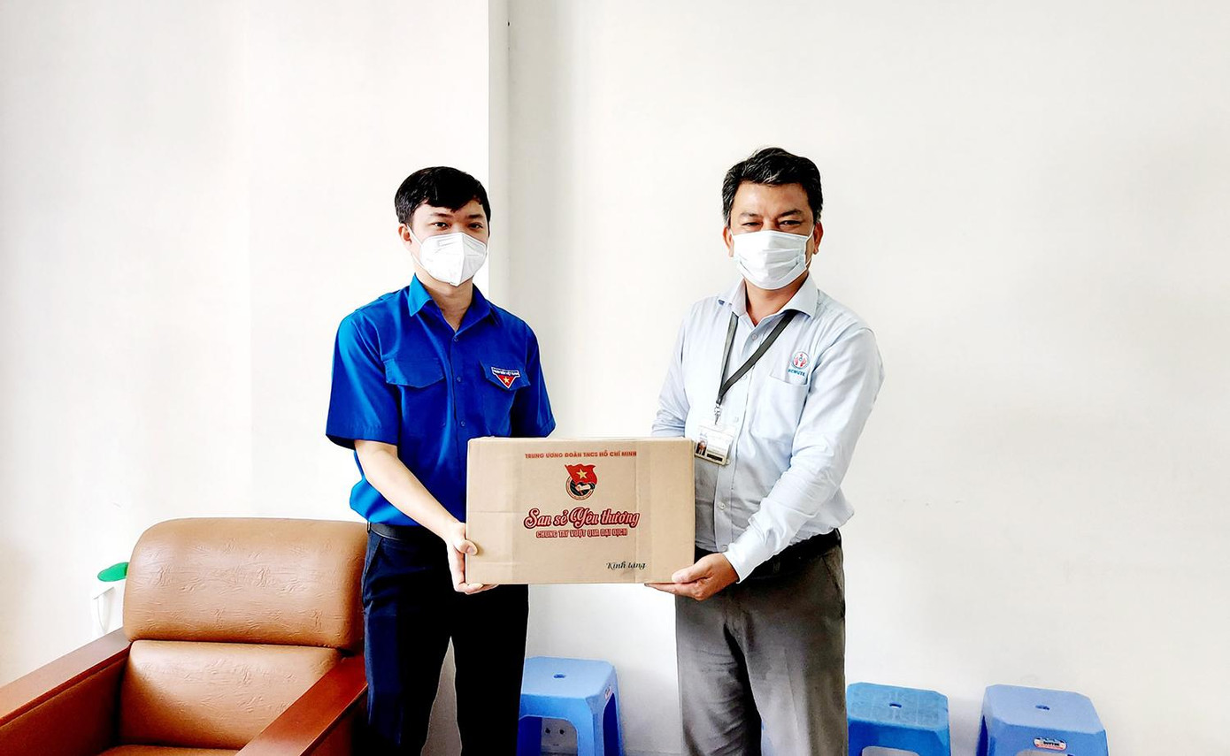 Anh Nguyễn Minh Triết, Phó Chủ tịch thường trực T.Ư Hội Sinh viên Việt Nam thăm, tặng quà và động viên sinh viên đang lưu trú tại các khu ký túc xá trên địa bạn TP. Thủ Đức.