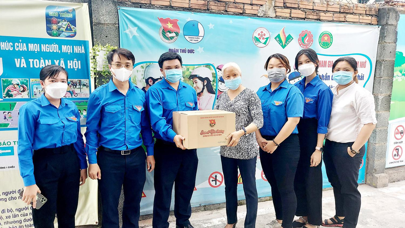 Anh Nguyễn Thái Hà cùng đoàn công tác thăm và tặng quà gia đình chính sách trên địa bàn TP. Thủ Đức.