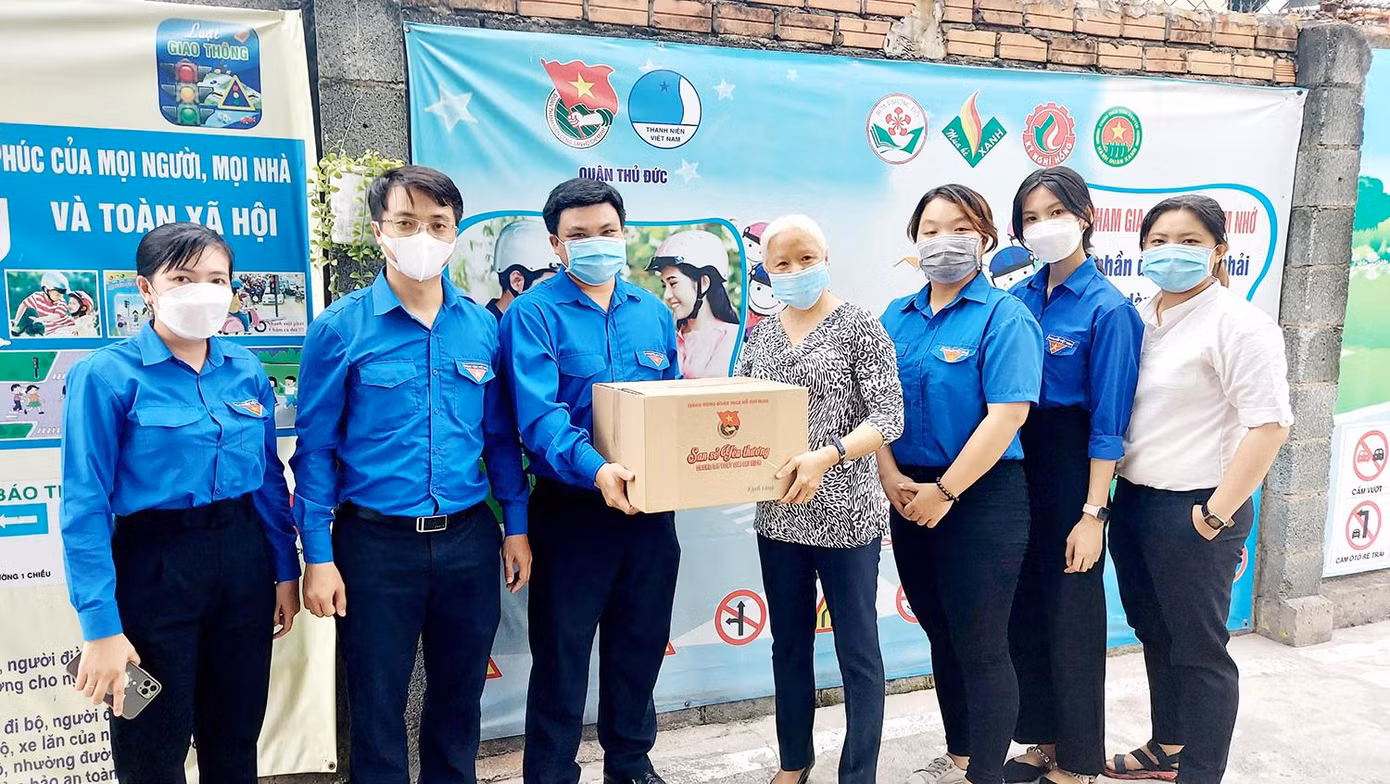 Anh Nguyễn Thái Hà cùng đoàn công tác thăm và tặng quà gia đình chính sách trên địa bàn TP. Thủ Đức. Anh Nguyễn Thái Hà cùng đoàn công tác thăm và tặng quà gia đình chính sách trên địa bàn TP. Thủ Đức.