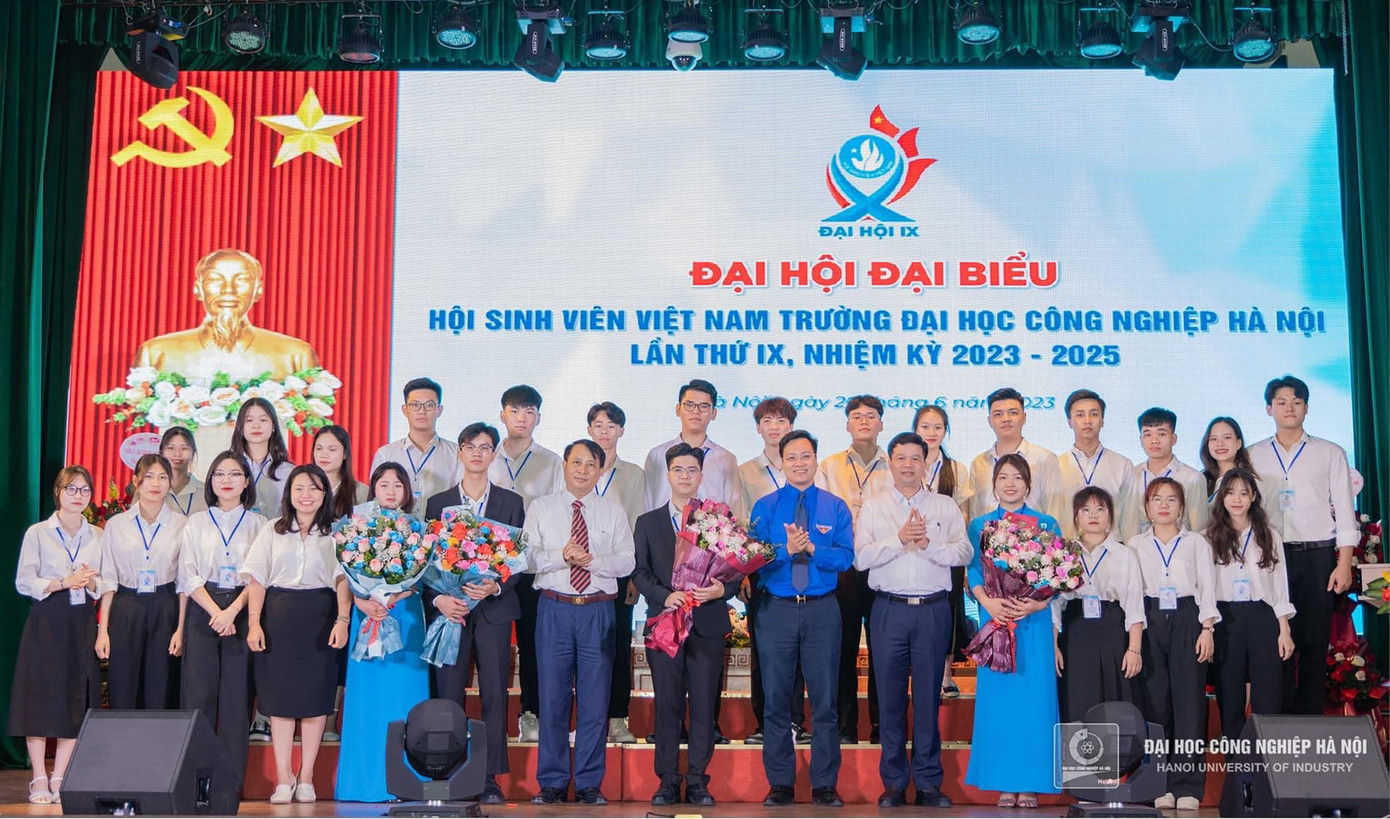 Ban Chấp hành Hội Sinh viên trường ĐH Công nghiệp Hà Nội ra mắt tại Đại hội.
