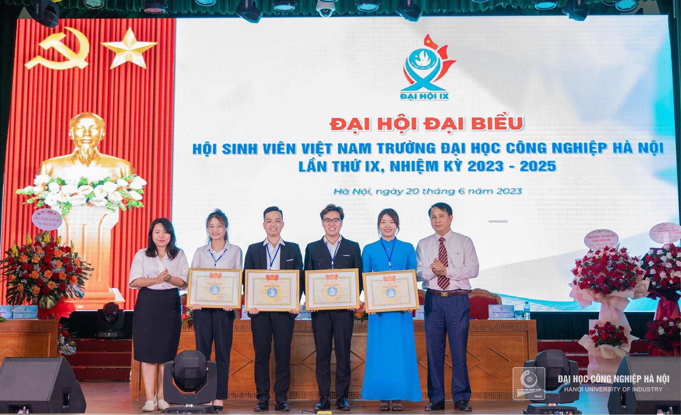 Khen thưởng các cá nhân, tập thể trong nhiệm kỳ.