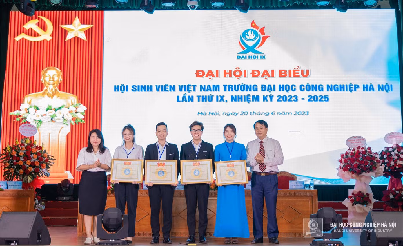 Khen thưởng các cá nhân, tập thể trong nhiệm kỳ.