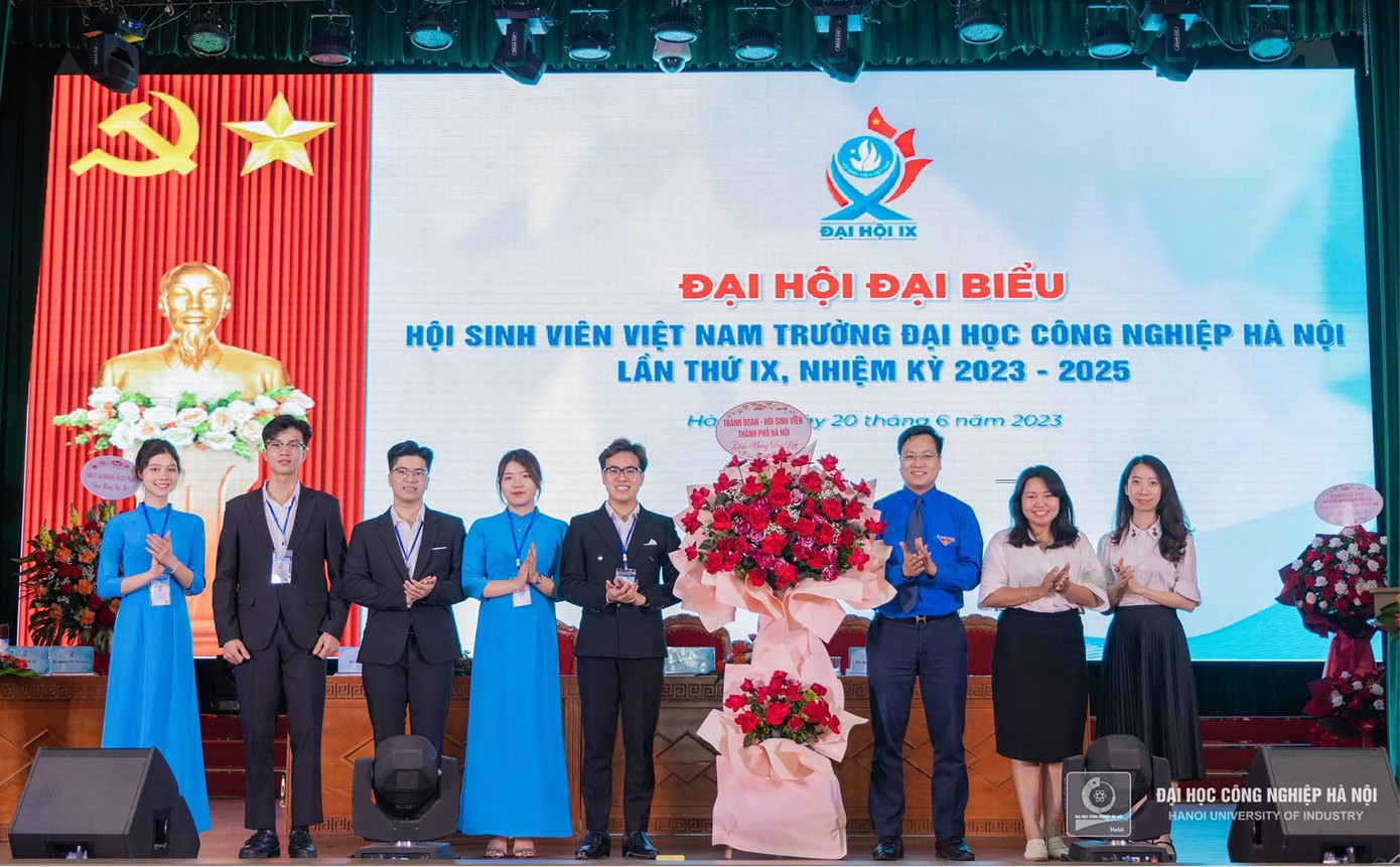 Lãnh đạo Thành Đoàn, Hội Sinh viên TP. Hà Nội, tặng hoa chúc mừng.