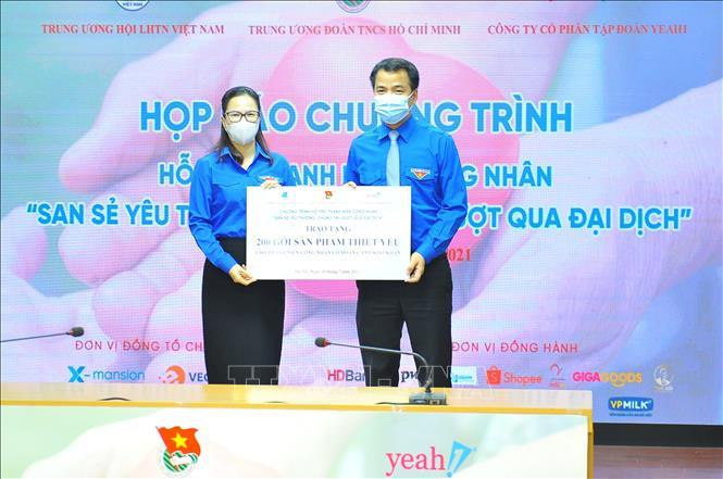 Anh Ngô Văn Cương, Bí thư T.Ư Đoàn trao quà hỗ trợ thanh niên công nhân.