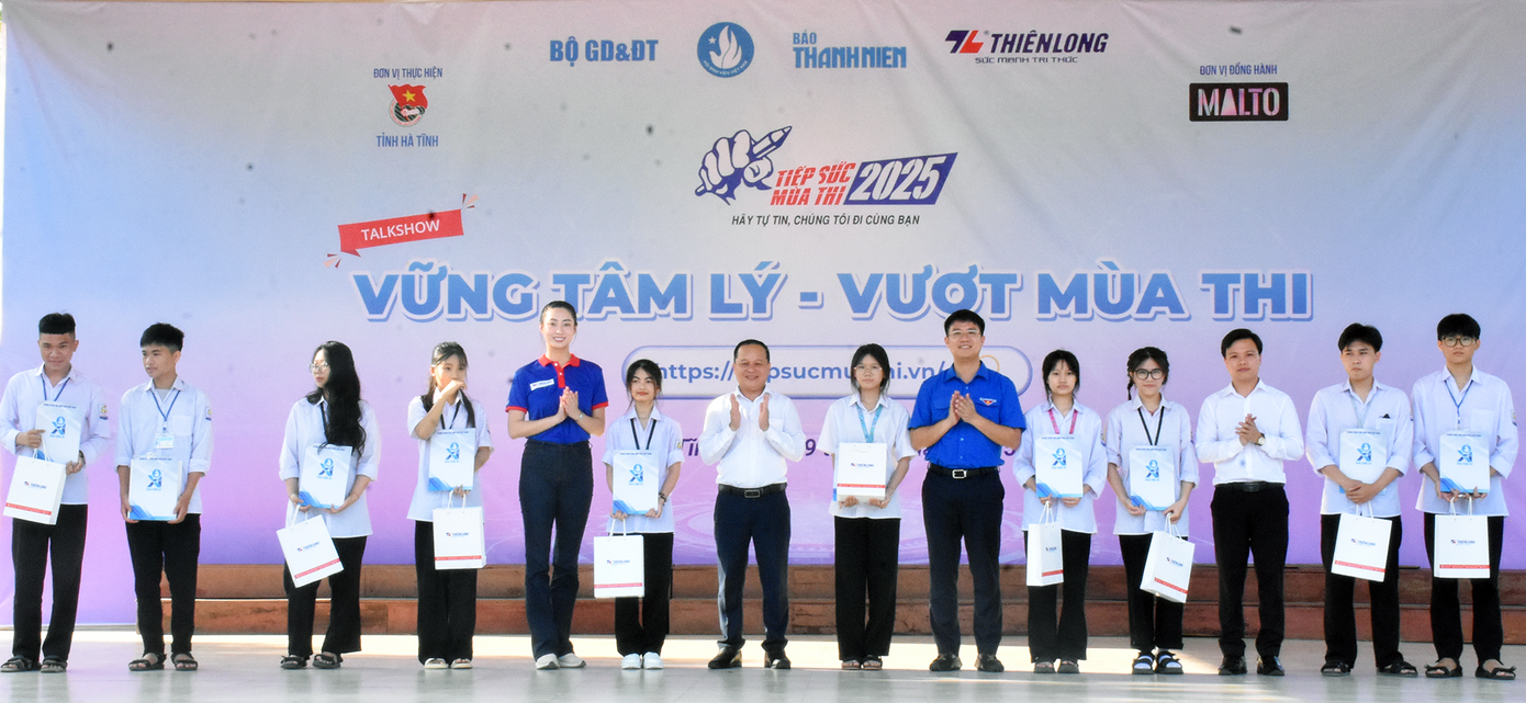 Đại diện Ban Tổ chức chương trình tặng học bổng cho học sinh nghèo vượt khó.