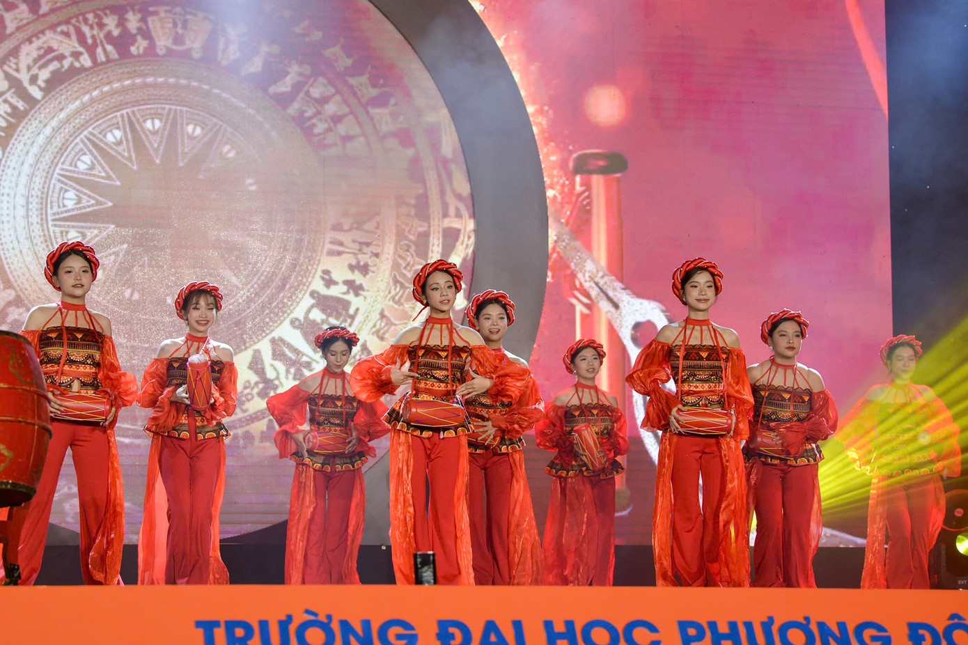 Sân khấu "Time of Luminous 2024" rực sáng, cháy hết mình cùng hàng ngàn sinh viên Phương Đông. Sân khấu "Time of Luminous 2024" rực sáng, cháy hết mình cùng hàng ngàn sinh viên Phương Đông.