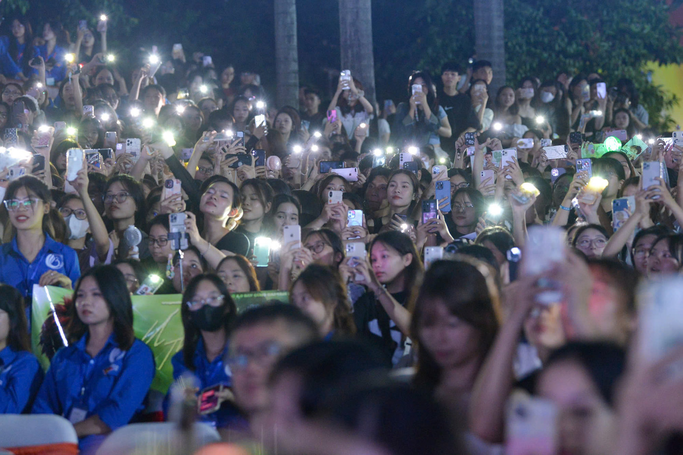Những ánh đèn rực rỡ và hàng ngàn cánh tay giơ cao: hình ảnh không thể quên của "Time of Luminous". Những ánh đèn rực rỡ và hàng ngàn cánh tay giơ cao: hình ảnh không thể quên của "Time of Luminous".