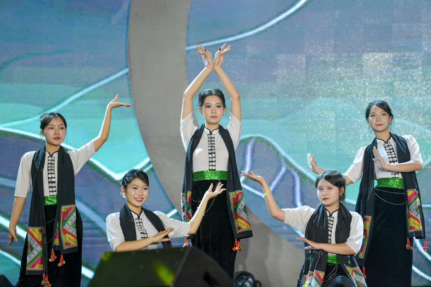 Sân khấu "Time of Luminous 2024" rực sáng, cháy hết mình cùng hàng ngàn sinh viên Phương Đông. Sân khấu "Time of Luminous 2024" rực sáng, cháy hết mình cùng hàng ngàn sinh viên Phương Đông.