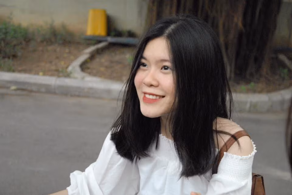 Cô nàng luôn rạng rỡ trong nụ cười tỏa nắng.