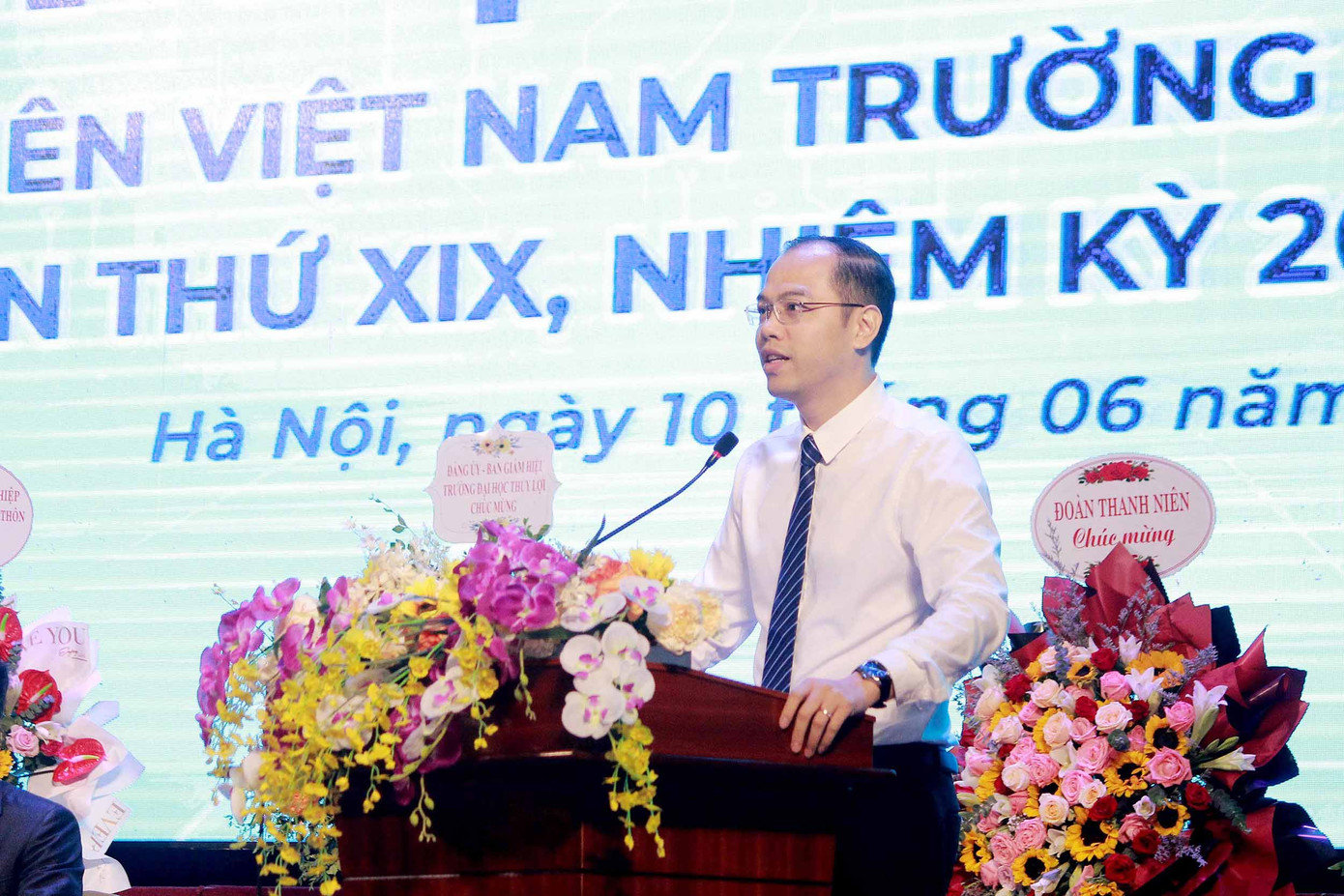 Anh Nguyễn Tiến Hưng - Phó Bí thư Thành Đoàn, Chủ tịch Hội Sinh viên TP. Hà Nội phát biểu chỉ đạo Đại hội. Anh Nguyễn Tiến Hưng - Phó Bí thư Thành Đoàn, Chủ tịch Hội Sinh viên TP. Hà Nội phát biểu chỉ đạo Đại hội.
