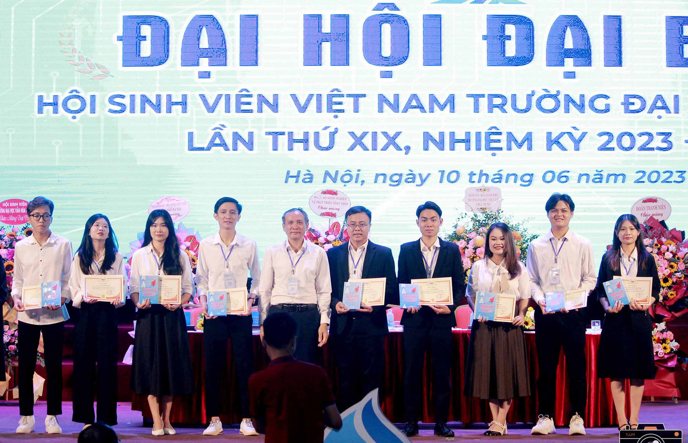 Tặng giấy khen cho các cá nhân, tập thể có thành tích xuất sắc trong công tác Hội và phong trào sinh viên trong nhiệm kỳ. Tặng giấy khen cho các cá nhân, tập thể có thành tích xuất sắc trong công tác Hội và phong trào sinh viên trong nhiệm kỳ.