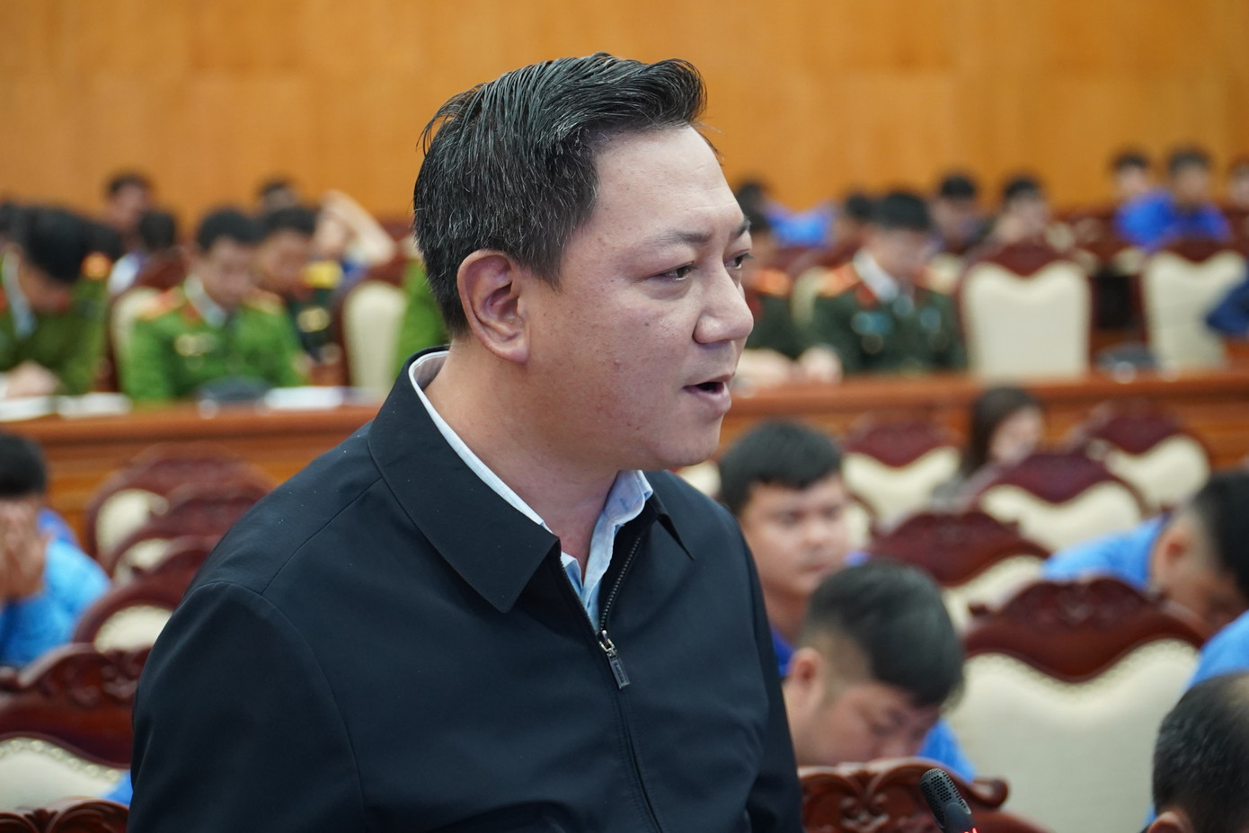 Lãnh đạo các sở, ngành trả lời các vấn đề được đặt ra trong Hội nghị. Lãnh đạo các sở, ngành trả lời các vấn đề được đặt ra trong Hội nghị.