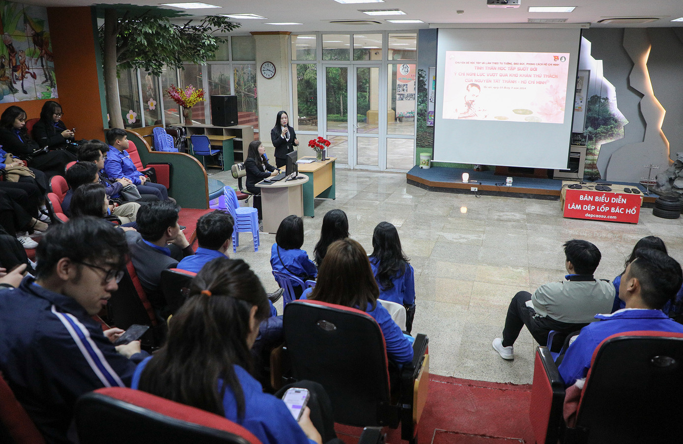 Các đoàn viên, thanh niên học tập chuyên đề Người đi tìm hình của Nước tại Bảo tàng Hồ Chí Minh.