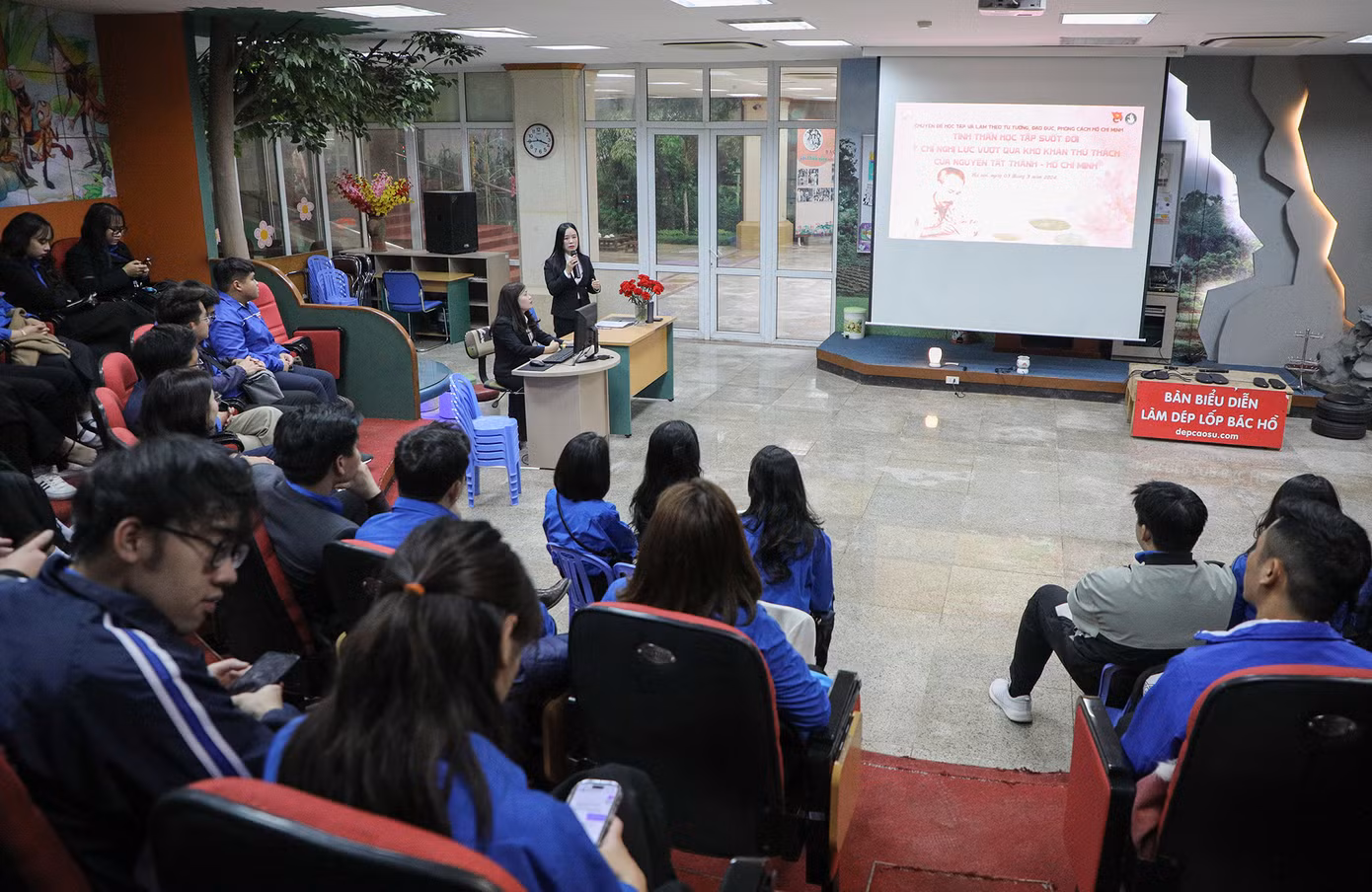 Các đoàn viên, thanh niên học tập chuyên đề Người đi tìm hình của Nước tại Bảo tàng Hồ Chí Minh. Các đoàn viên, thanh niên học tập chuyên đề Người đi tìm hình của Nước tại Bảo tàng Hồ Chí Minh.