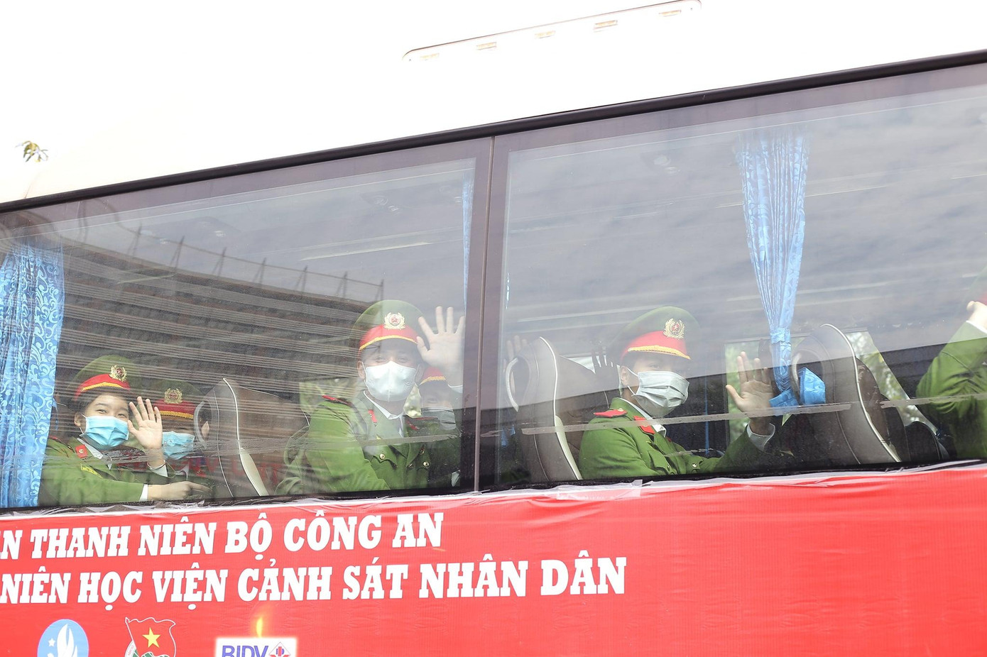 Sinh viên về quê trên “Chuyến xe về quê ăn Tết” tại Học viện Cảnh sát nhân dân.