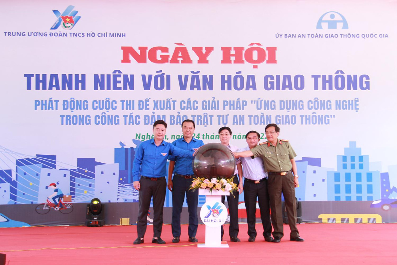 Nhấn nút phát động thi đề xuất các giải pháp "Ứng dụng công nghệ trong công tác đảm bảo trật tự an toàn giao thông", năm 2022.