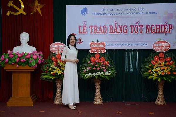 Bùi Thanh Thảo, sinh năm 2000, sinh viên lớp NA2001N, nữ sinh có nụ cười tươi thường trực trên môi chắc hẳn sẽ khiến nhiều người khó có thể quên trong những lần gặp đầu tiên.