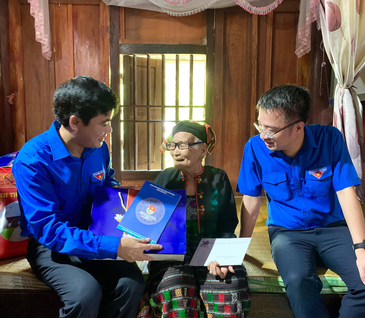 Trong khuôn khổ chương trình Bí thư T.Ư Đoàn Nguyễn Tường Lâm thăm và tặng quà các gia đình chính sách tại huyện Như Xuân tỉnh Thanh Hoá.