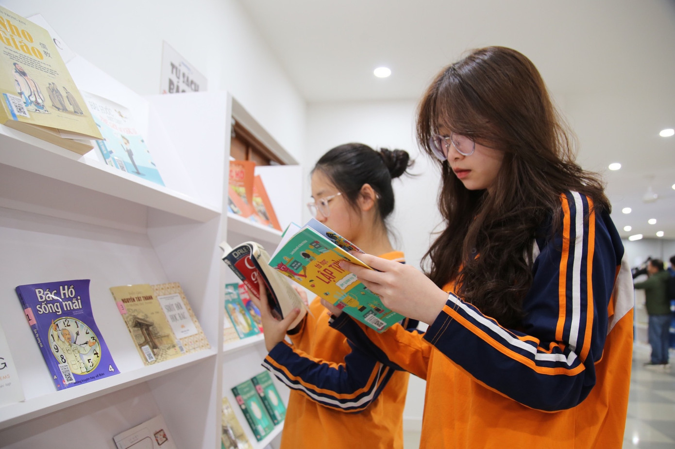 Nhiều cuốn sách được giới thiệu tại chương trình. Nhiều cuốn sách được giới thiệu tại chương trình.