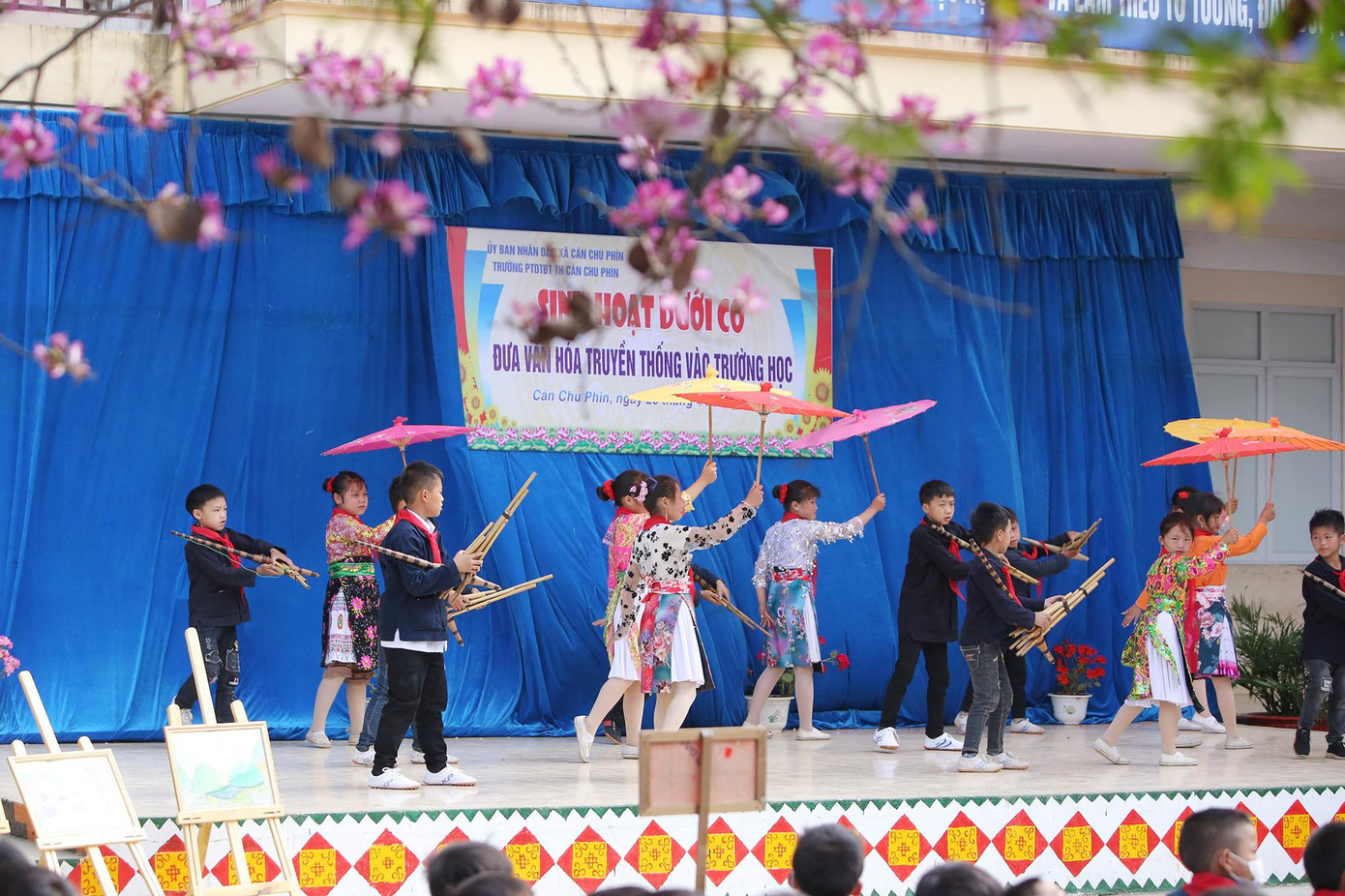 Các em học sinh vùng cao thể hiện điệu múa khèn Mông. Các em học sinh vùng cao thể hiện điệu múa khèn Mông.