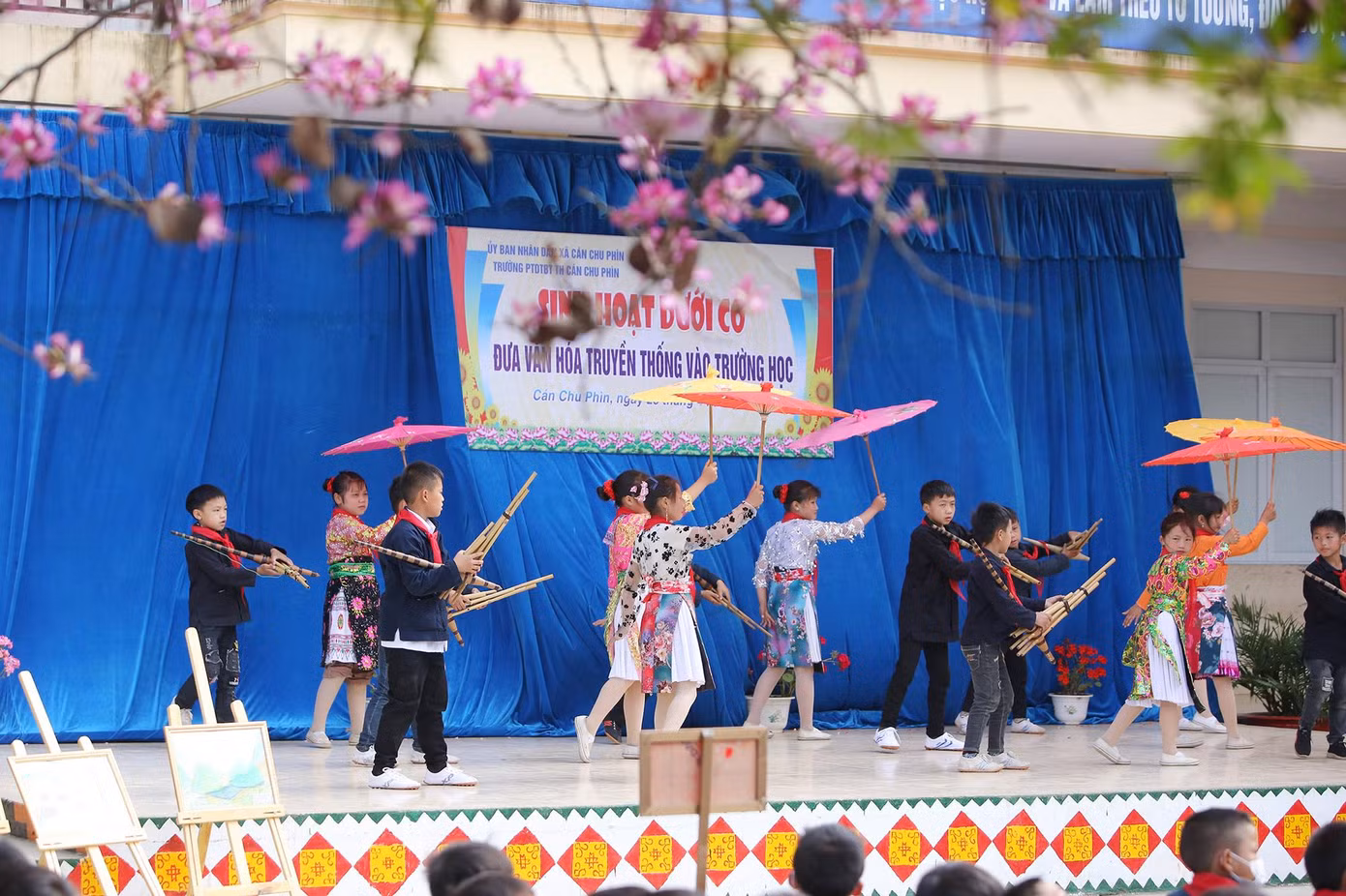 Các em học sinh vùng cao thể hiện điệu múa khèn Mông.