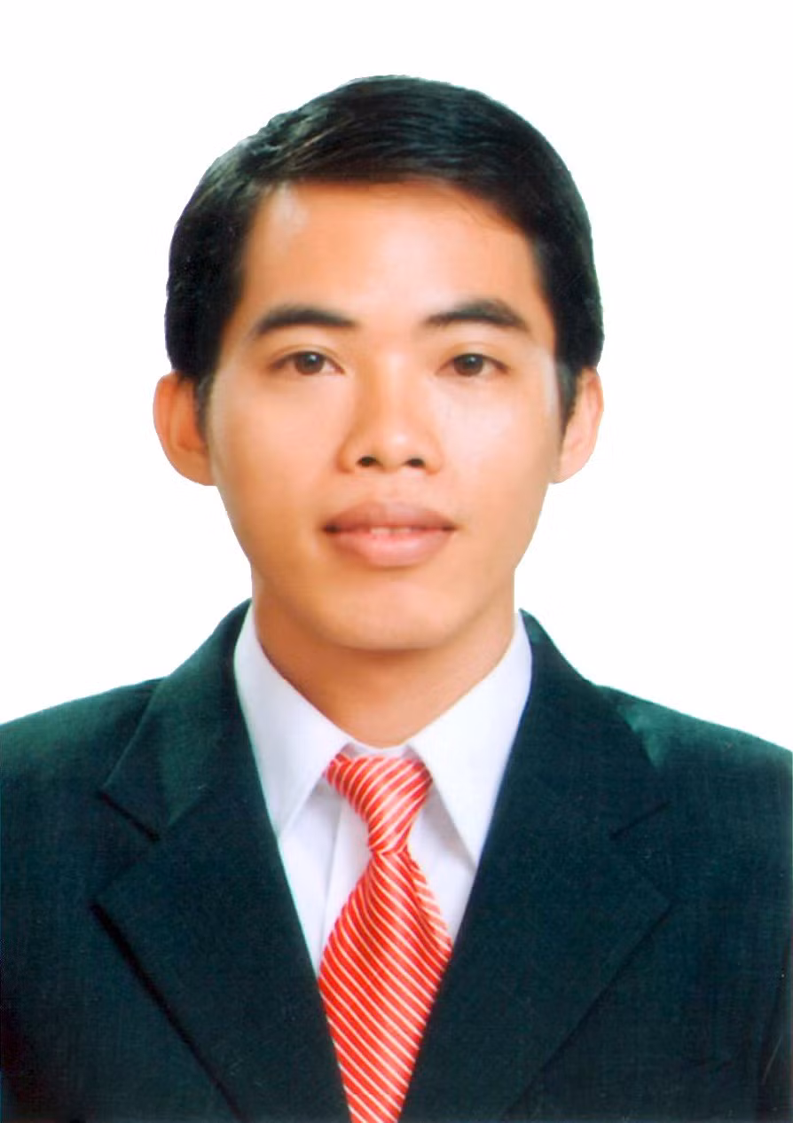 PGS. TS Huỳnh Trọng Phước - Giảng viên cao cấp, khoa Kỹ thuật Xây dựng (trường Bách khoa, trường ĐH Cần Thơ), nghiên cứu đưa ra giải pháp tận dụng hiệu quả lượng lớn bùn lắng từ các nhà máy xử lý nước và tro bay nhiệt điện để sản xuất vật liệu cường độ thấp có kiểm soát (CLSM) với định hướng ứng dụng trong san lấp mặt bằng nhằm thay thế nguồn cát san lấp đang rất khan hiếm hiện nay. Nghiên cứu đã xác định các thông số thiết kế tối ưu và xây dựng một hệ cơ sở dữ liệu thực nghiệm phong phú phục vụ cho các mục đích sử dụng khác nhau của người dùng.
