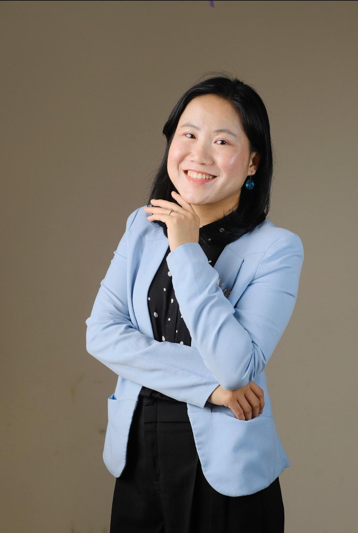 TS Hà Thị Thanh Hương - Trưởng Bộ môn Kỹ thuật mô và Y học tái tạo, khoa Kỹ thuật Y sinh (trường ĐH Quốc tế, ĐHQG TP. HCM) nghiên cứu phần mềm Brain Analytics, phân tích hình ảnh MRI sọ não người bệnh và chẩn đoán bệnh Alzheimer một cách chính xác, tự động, nhanh, đã được huấn luyện và kiểm tra trên cơ sở dữ liệu ADNI (Mỹ) với độ chính xác khoảng 96%. Phần mềm cũng đã được các bác sĩ và sinh viên y khoa thuộc 8 bệnh viện khác nhau trên toàn quốc trải nghiệm và đánh giá, 80% hài lòng với những tính năng mà phần mềm mang lại.