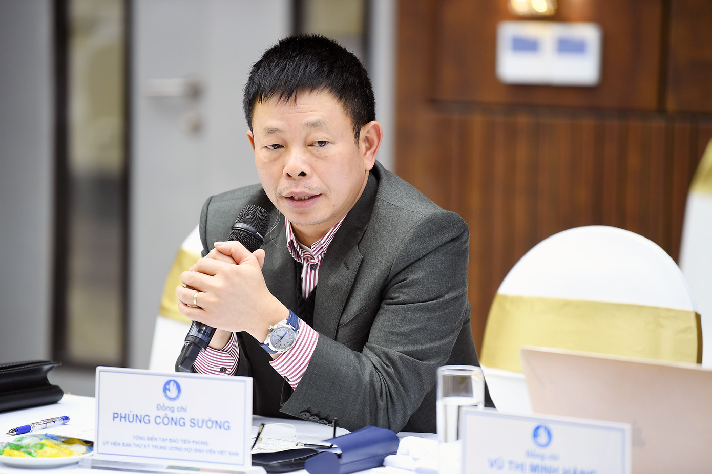 Nhà báo Phùng Công Sưởng - Tổng Biên tập Báo Tiền Phong chia sẻ tại Hội nghị.