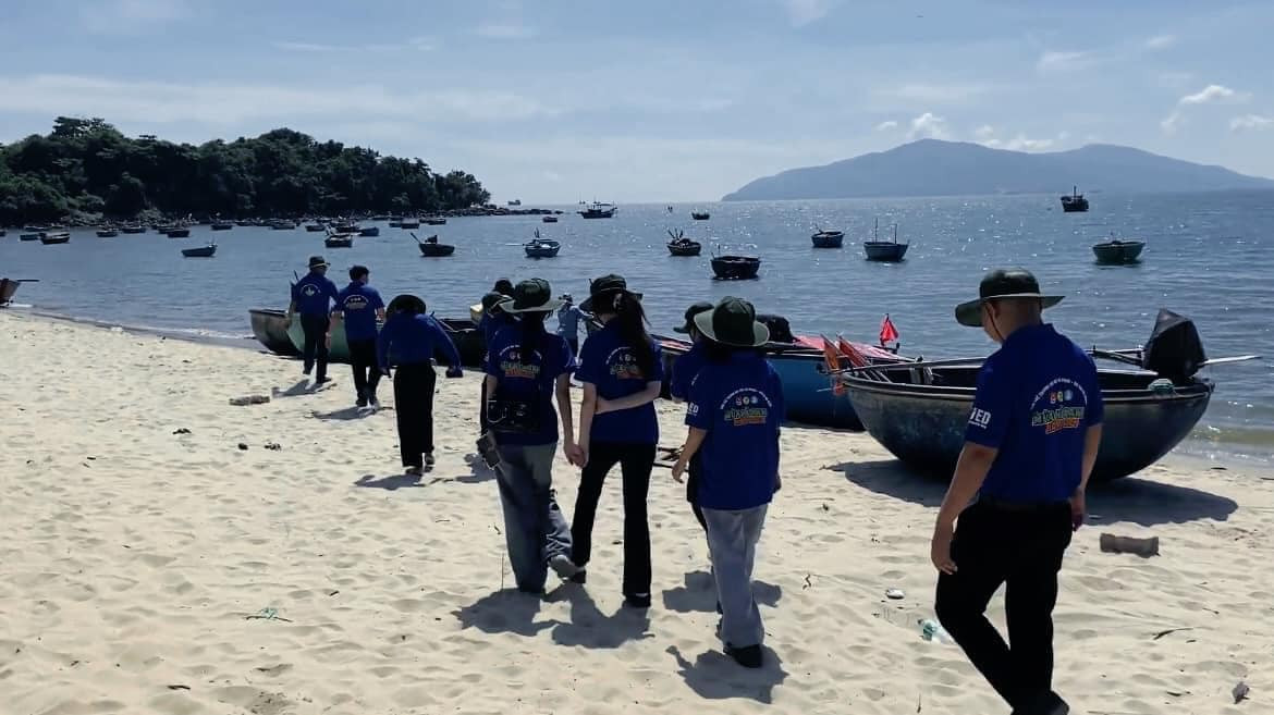 Các tình nguyện viên tham gia đội hình hướng dẫn viên du lịch. Các tình nguyện viên tham gia đội hình hướng dẫn viên du lịch.