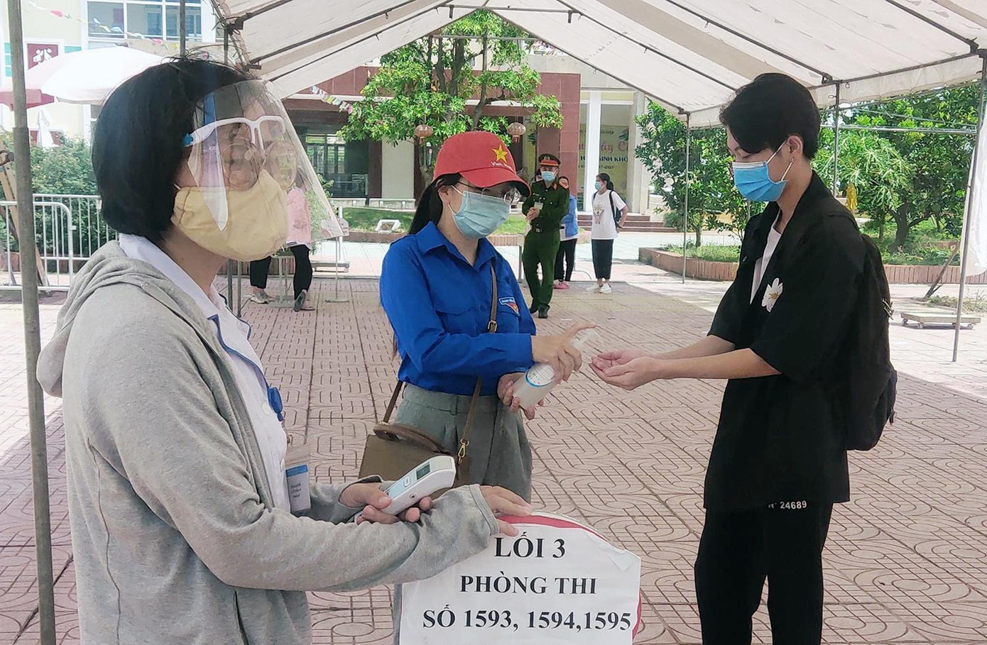 Hướng dẫn tại các điểm thi.