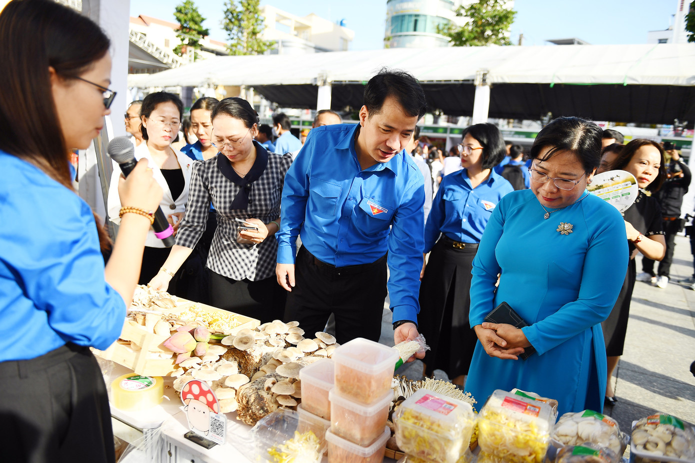 Các đại biểu tham quan gian hàng tại chương trình.