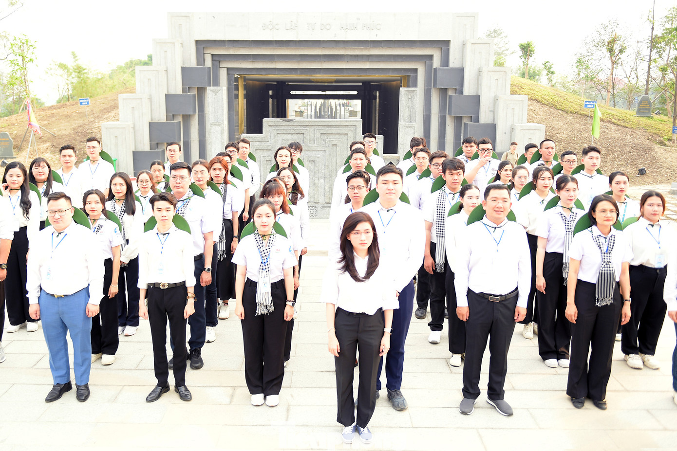 Đoàn đại biểu làm lễ dâng hương tại Đền thờ liệt sĩ Chiến trường Điện Biên Phủ.