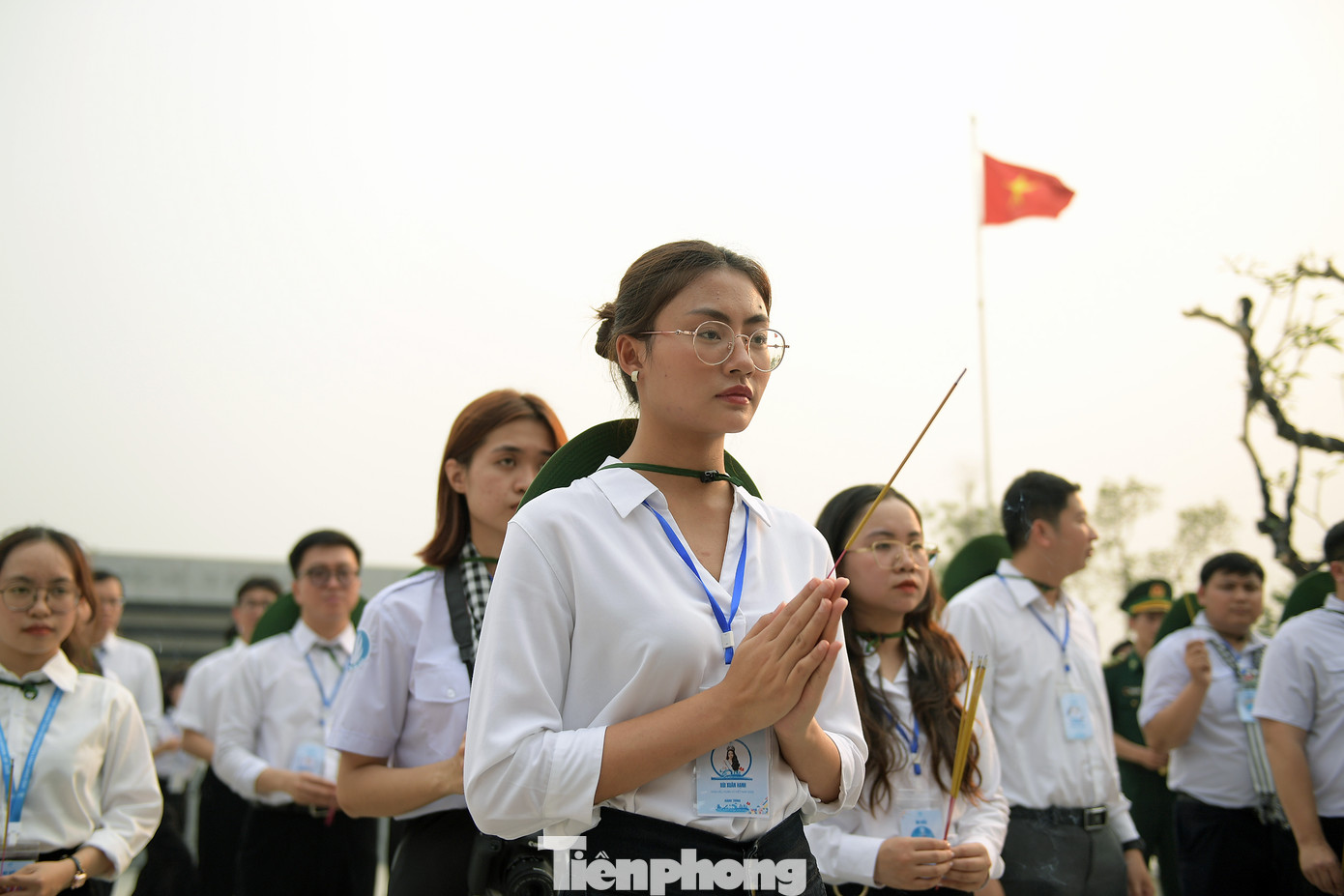 Các đại biểu thắp hương tưởng nhớ các Anh hùng liệt sĩ.