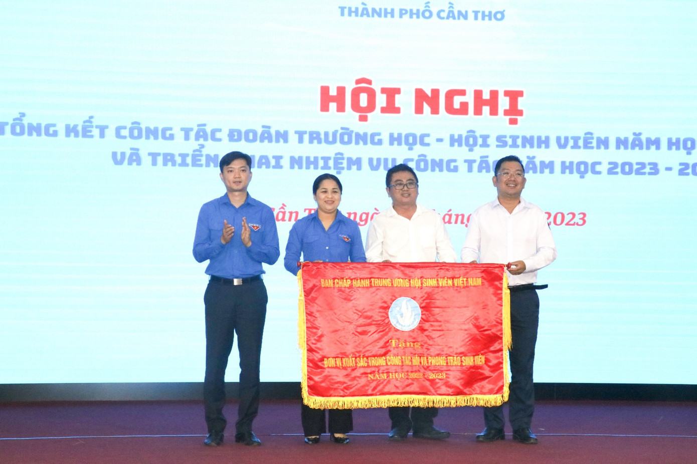 Anh Nguyễn Minh Triết tặng Cờ thi đua Xuất sắc cho Hội Sinh viên TP. Cần Thơ.