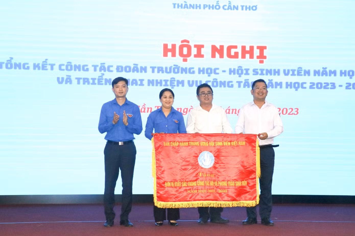 Anh Nguyễn Minh Triết tặng Cờ thi đua Xuất sắc cho Hội Sinh viên TP. Cần Thơ.