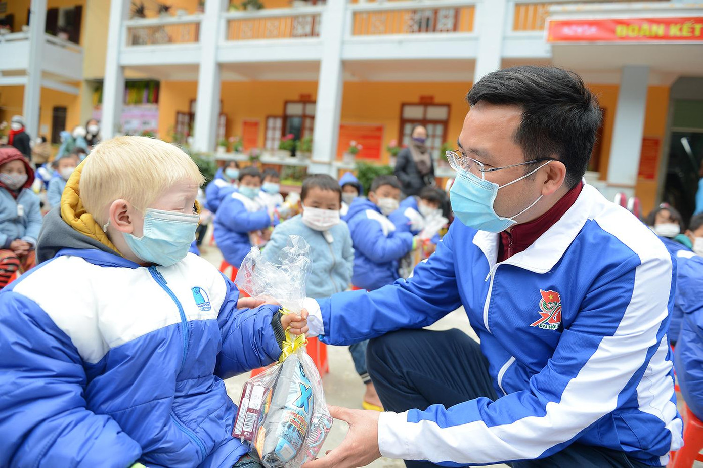 Anh Vũ Huy Dương - Phó Bí thư Tỉnh Đoàn Hà Giang, tặng quà các em học sinh tại huyện Mèo Vạc - tỉnh Hà Giang.